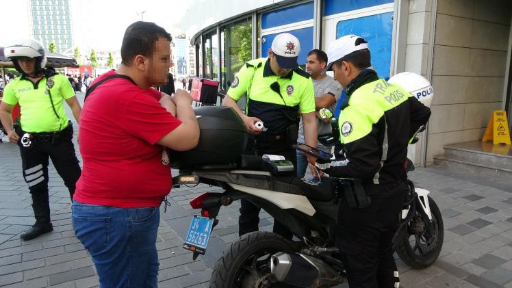 taksimde yaya yolunu isgal eden motosiklet suruculerine ceza yagdi 0 JMH9KnL8