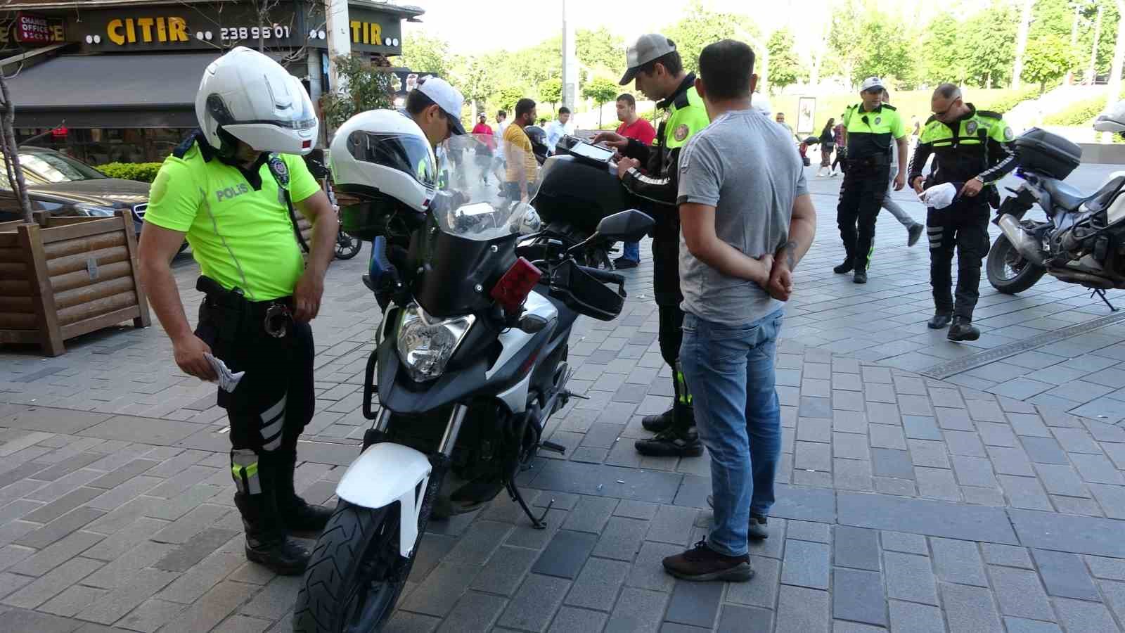 taksimde yaya yolunu isgal eden motosiklet suruculerine ceza yagdi 2 pJRVpU1y