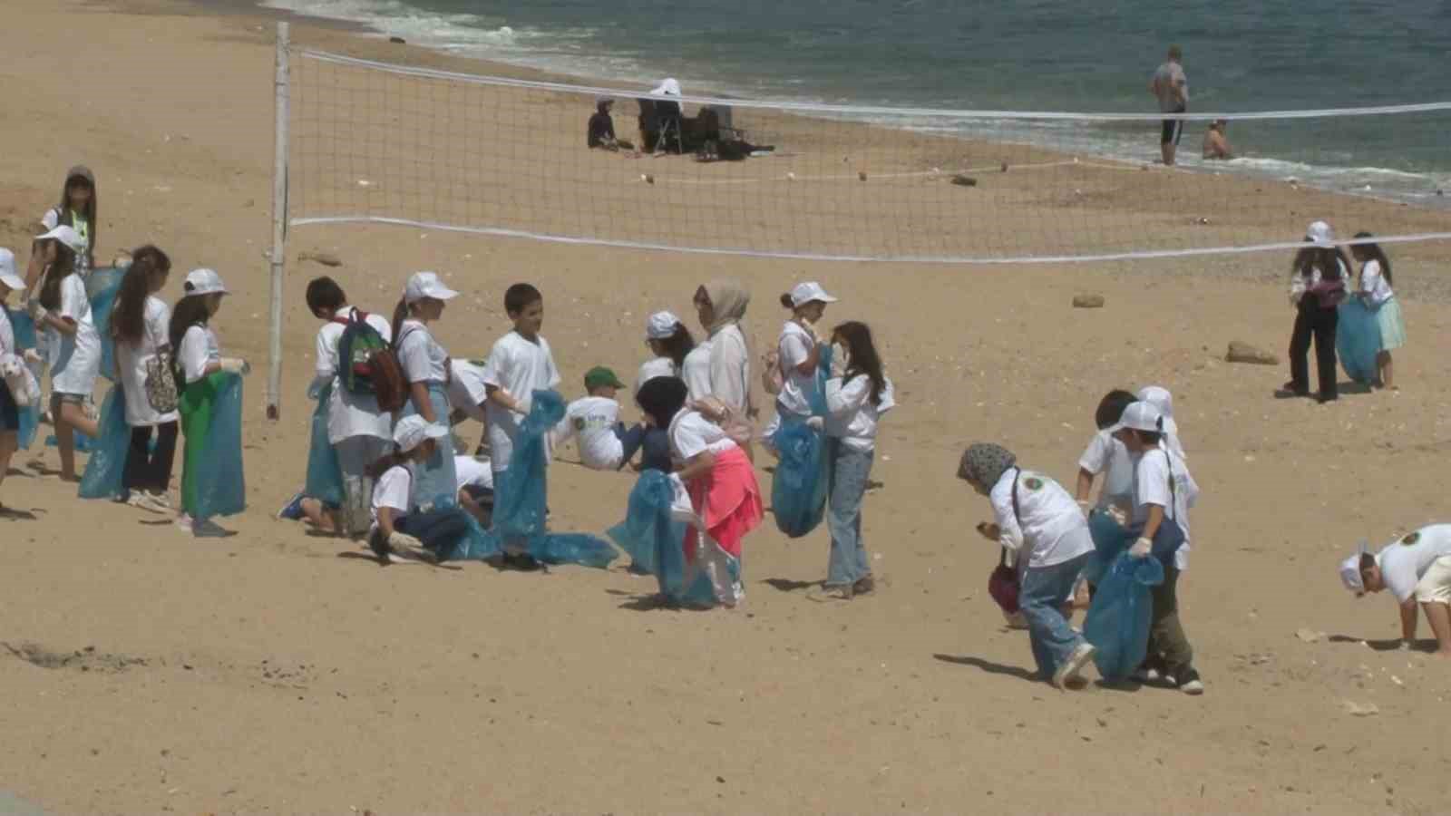 arnavutkoyde cevre haftasi nedeniyle ogrenciler karaburun sahilini temizledi 3