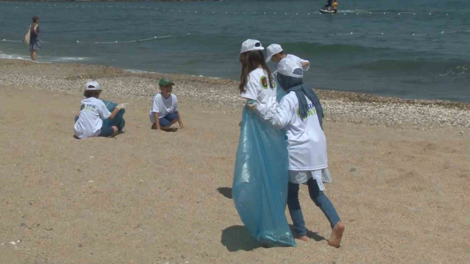 arnavutkoyde cevre haftasi nedeniyle ogrenciler karaburun sahilini temizledi 5